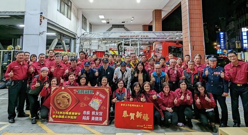 副市長謝政達及副議長陳鴻源也分別到板橋及永和區這兩個人口密度極高的行政區的消防單位進行慰問