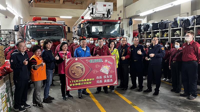 副市長謝政達及副議長陳鴻源也分別到板橋及永和區這兩個人口密度極高的行政區的消防單位進行慰問