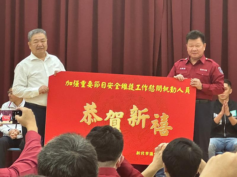 新北市府及議會團隊分別前往新店、新莊、板橋及永和地區慰問堅守崗位的消防人員