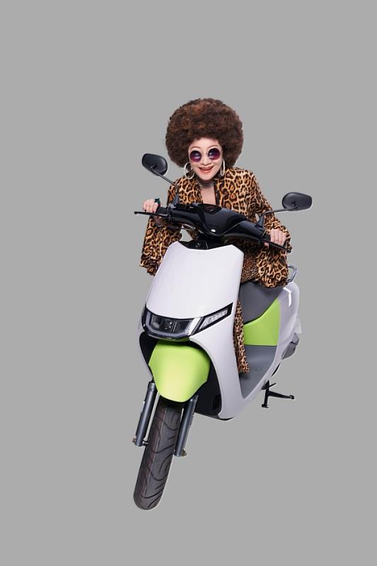 Ionex i-One Air輕巧時尚好貼心！最方便的「一鍵倒車」讓女性車主隨時優雅出行，讓代言人比莉也大讚：「太方便了！」更表示i-One Air「好到不必說」，推薦消費者馬上下訂！