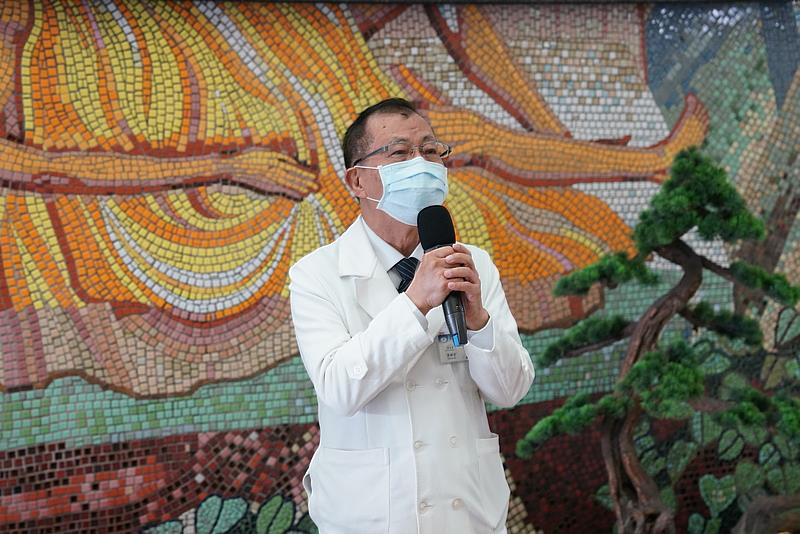 醫檢師忙什麼？副院長吳彬安表示，在新冠肺炎疫情期間，抗原快篩、PCR核酸病毒檢測等都是醫檢師的工作內容，他們也是幕後英雄。