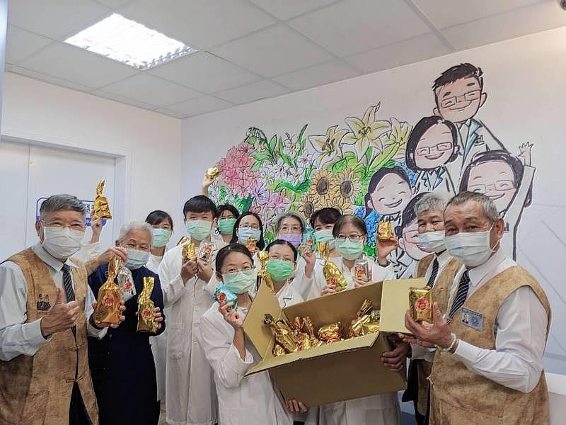 慶祝醫檢師節，花蓮慈院志工也送來貼心小禮物。