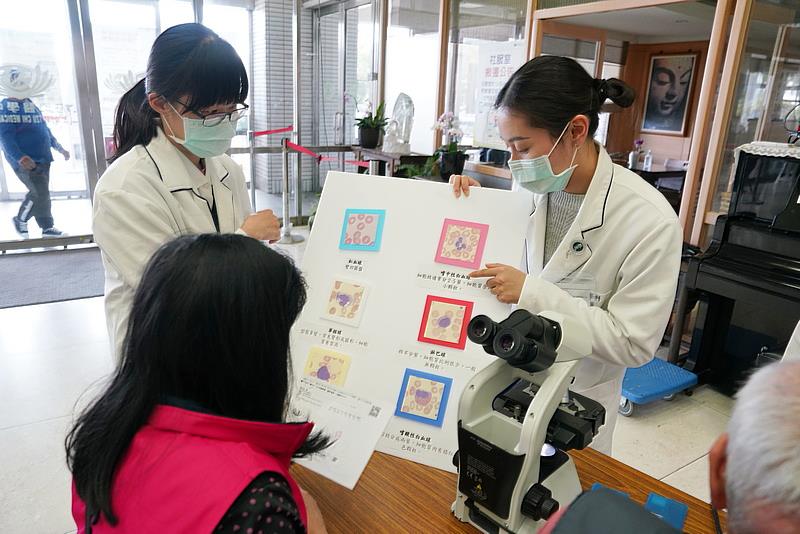 醫檢師們現場親切的教導民眾用顯微鏡辨識血液中各種血球。