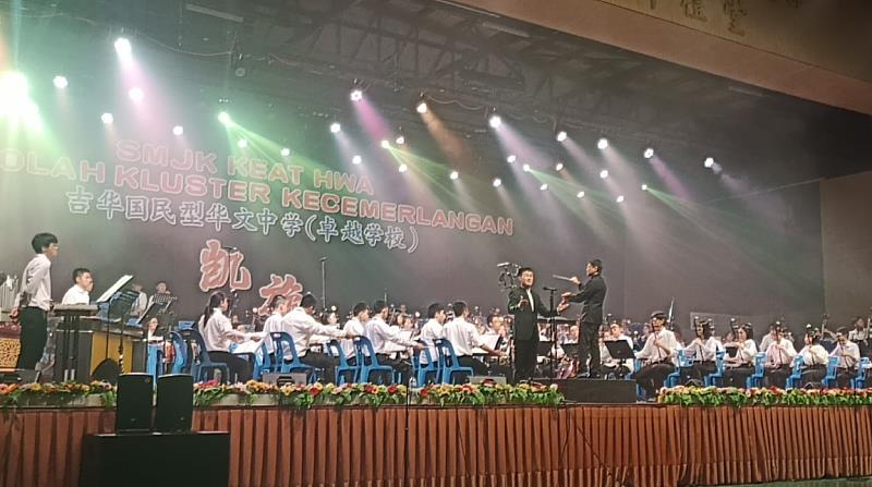 南華大學民音系師生受邀至馬來西亞海外教學與交流，並參與百人樂團成果展音樂會。