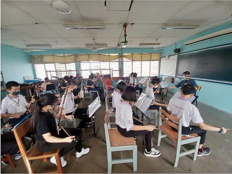 南華大學民音系師生受邀至馬來西亞海外教學與交流，民音系大四生陳彥棋指導胡琴演奏技巧。