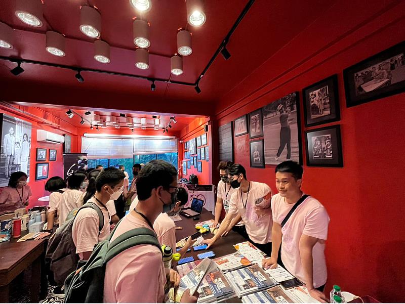 南華大學民音系師生受邀至馬來西亞海外教學與交流，蕭呈叡助理教授(右)介紹民音系特色，吸引許多學生諮詢入學管道等相關資訊。