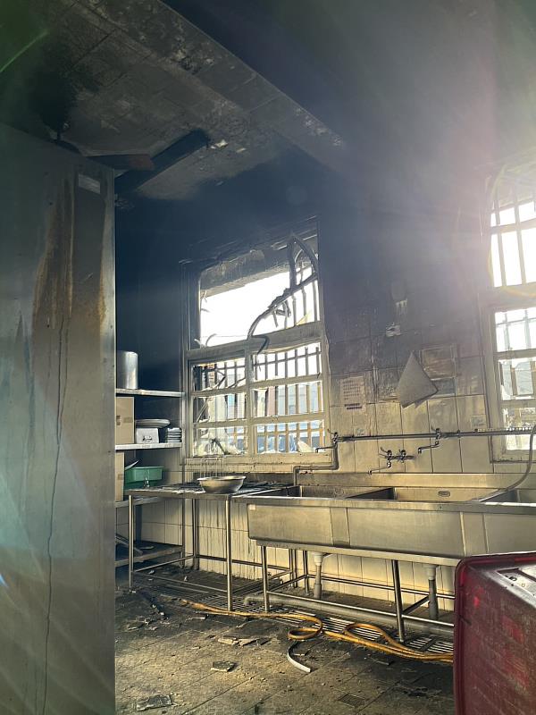 塭港國小廚房起火受損 ，縣府立即啟動供餐協助-2
