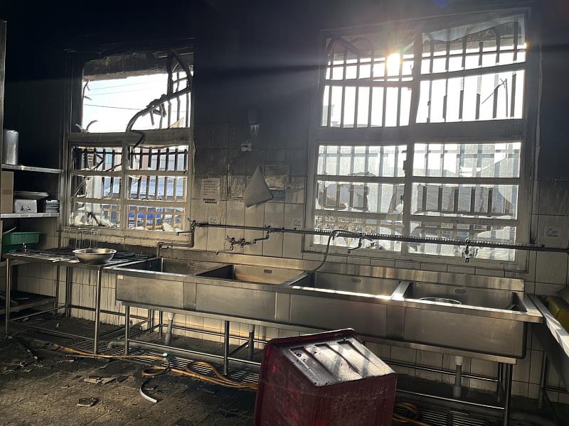 塭港國小廚房起火受損 ，縣府立即啟動供餐協助-3