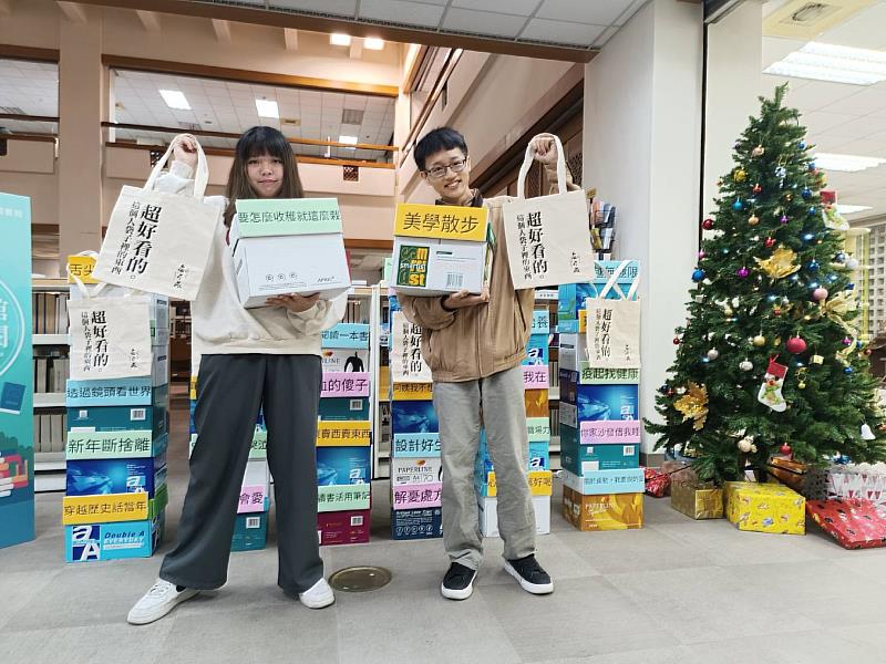 南華大學圖書館舉辦「盲選知識箱，人生不盲從」活動，學生參與踴躍。