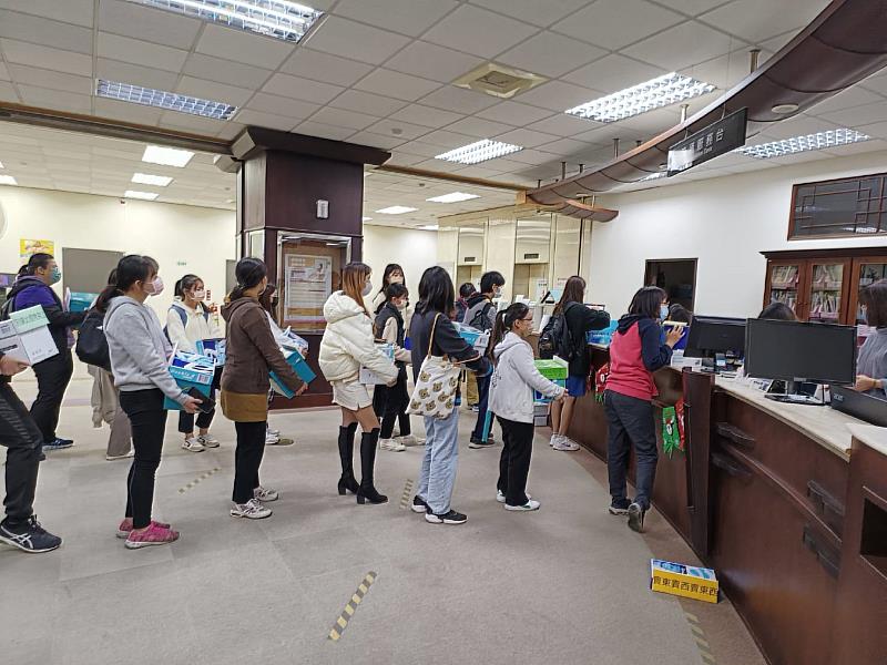 南華大學圖書館舉辦「盲選知識箱，人生不盲從」活動，教職員生踴躍前往借閱。