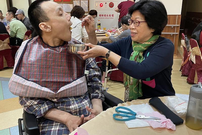 鋼鐵媽媽劉玉梅參加伊甸愛圍爐伴腦麻兒過年