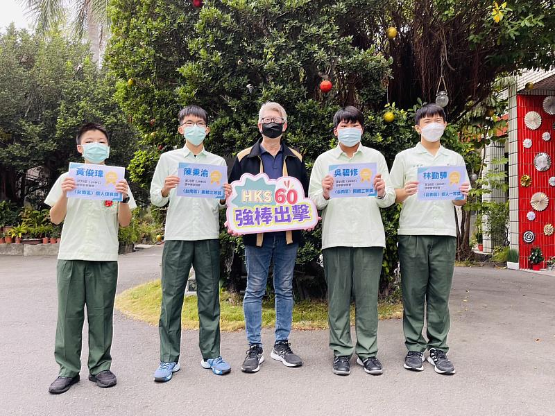 興國高中學生感謝鄭恩鵬老師（圖中）的用心培訓，他們才能在第20屆JHMC數學競賽脫穎而出，榮獲團隊三等獎。