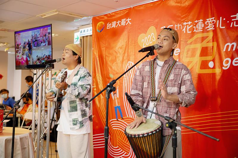 「第16屆台灣大哥大花蓮愛心志工銀髮宴」三度邀請藝人團體黑旋風，為長輩獻唱經典情歌與嗨歌。