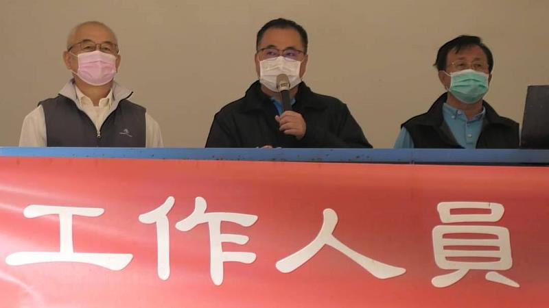 張致盛署長向漁民、承銷商、業者拜早年