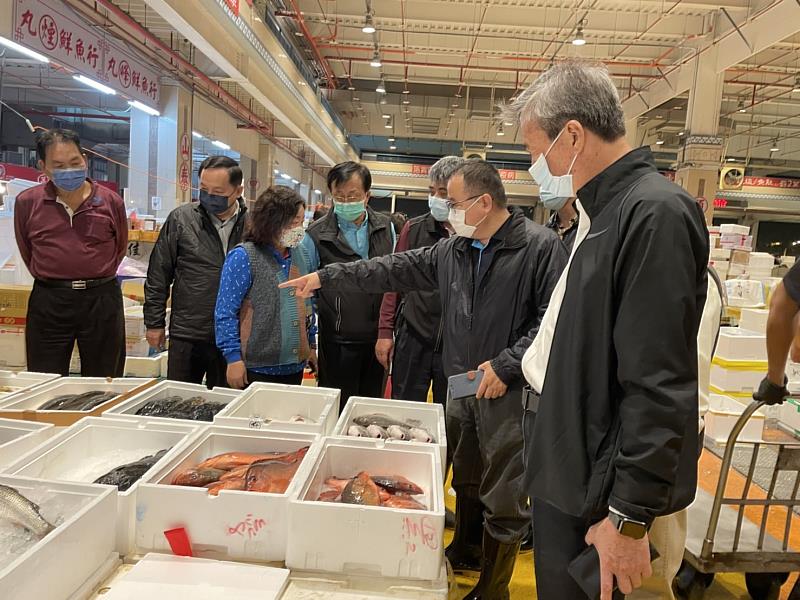 漁業署張致盛署長、王正芳副署長前往臺中魚市場了解魚貨供銷情形