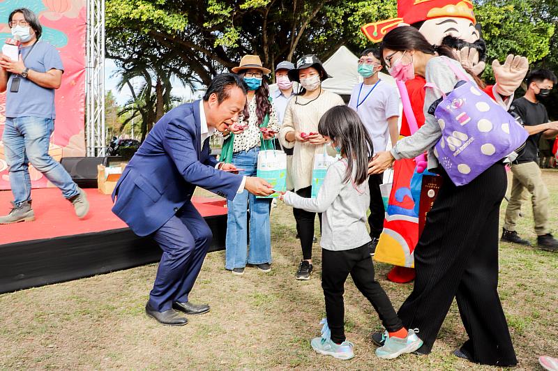 嘉有好市集年貨大街周末登場  翁章梁直播介紹豐富攤位-4