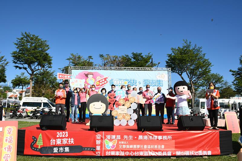 兔年送福！台東縣府慰勉兒婦機構贈禮金慶新年 饒慶鈴盼公私協力持續關懷弱勢