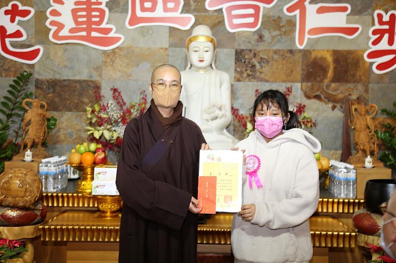 圖說2. 靈鷲山花蓮中心指導法師法住法師也特別出席頒獎典禮為小太陽加油。(圖片提供/靈鷲山佛教教團)