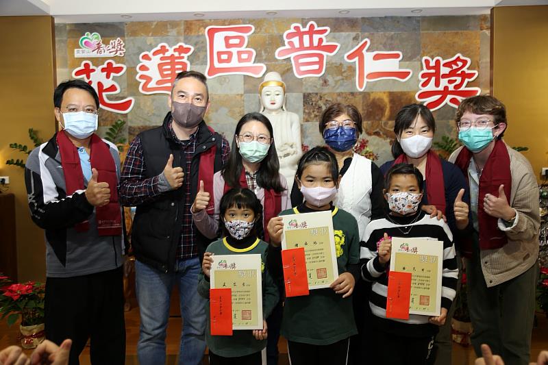 圖說4. 第20屆花蓮區普仁獎於花蓮中心舉行頒獎，氣氛溫馨感人。(圖片提供/靈鷲山佛教教團)