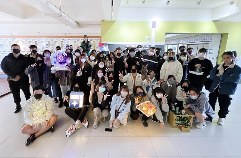 圖說四：「回收材料Ｘ會發光的創作」師生合影
