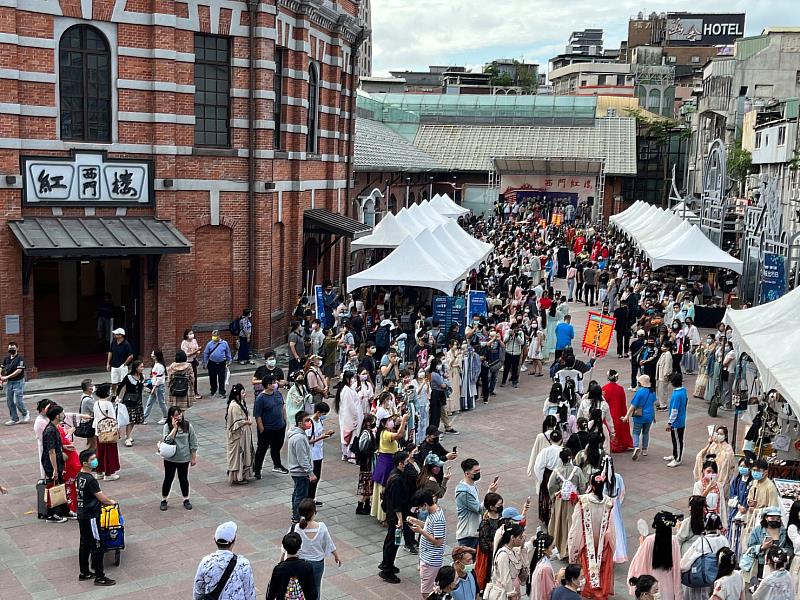 3.兔年春節最潮的玩法，就是穿漢服在西門町逛市集。