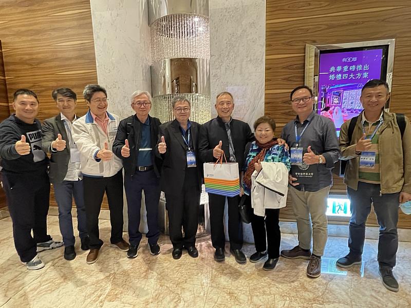 聖約翰科技大學與校友企業-Pacific Delight Tours攜手合作，打造學生「入學即就業」之職場即戰力。左起：蔡文程組長、胡文和主任、陳智湧教務長、陳颱學長、張文宇校長、陳明和董事長、董事長夫人Ka Yee (Nancy),CHEN、陳國雄研發長及游勇訓老師。