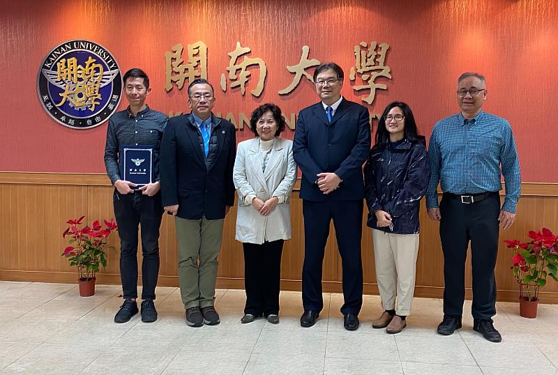 1111人力銀行張篆楷總經理與開大行政團隊合影。