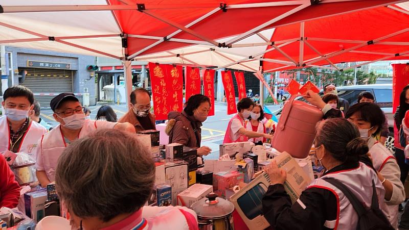 救國團112年「扶弱送愛．傳愛台灣」義賣公益活動瘋搶超  值賀歲福袋、活化閒置二手物資