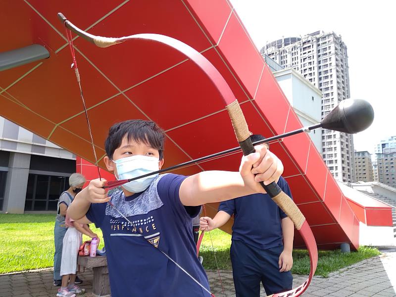 林口國民運動中心「一箭穿心」兒童傳統弓箭冬令營帶你「聽見 弦音！」