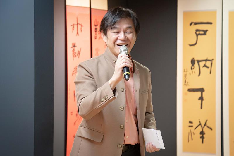 策展人華梵大學人文與藝術學院黃智陽院長致詞。