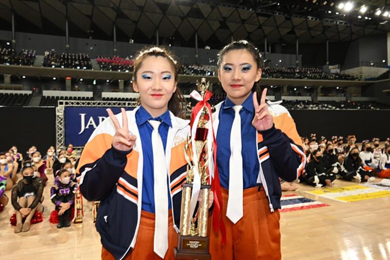 圖三：雙人嘻哈舞蹈組獲得銀牌之隊伍開心領獎