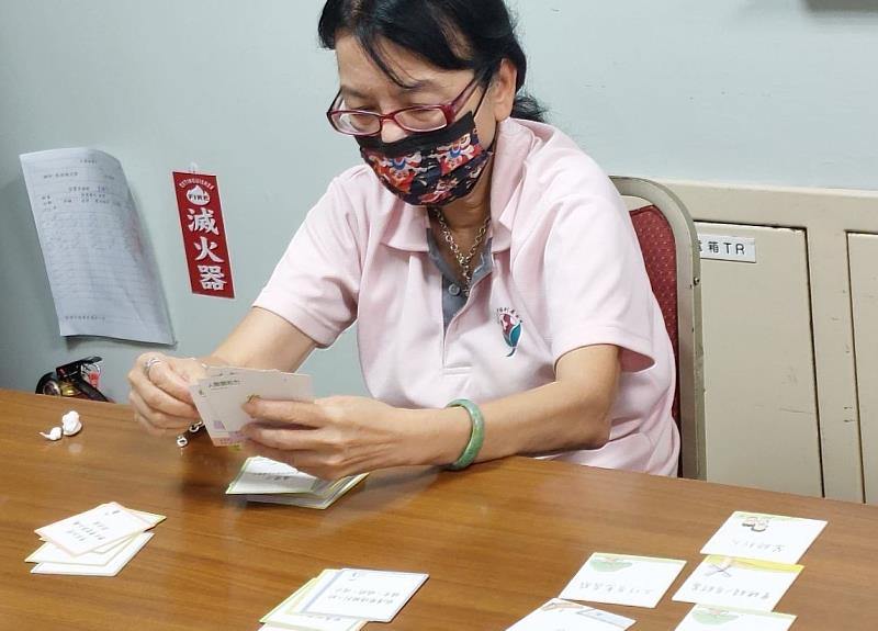圖：蓮姐透過牌卡引導，找出退休後再就業方向