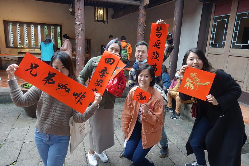歡迎民眾與家人朋友一起來林家花園走春，感受過年氣氛。