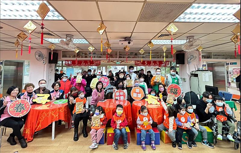 中心服務使用者與來賓們歡喜合照