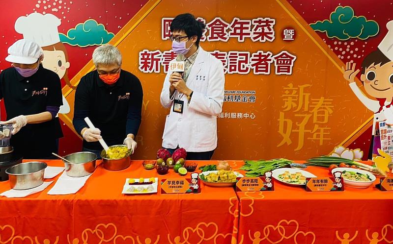 中心營養師翁祥育與廚師示範頤養食年菜製作