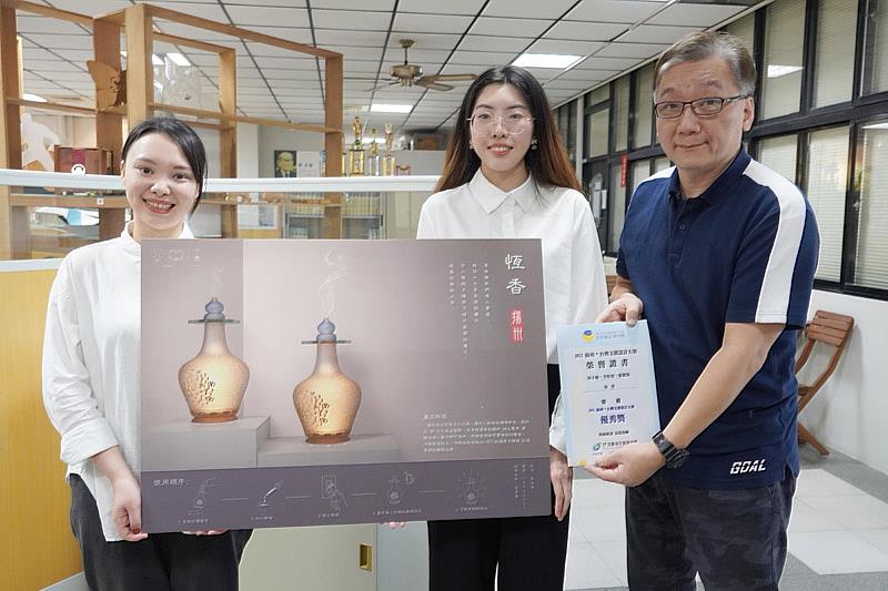 大葉大學工設系李欣螢(左)與陸生周子喻(中)，結合地景與市花設計香氛燈