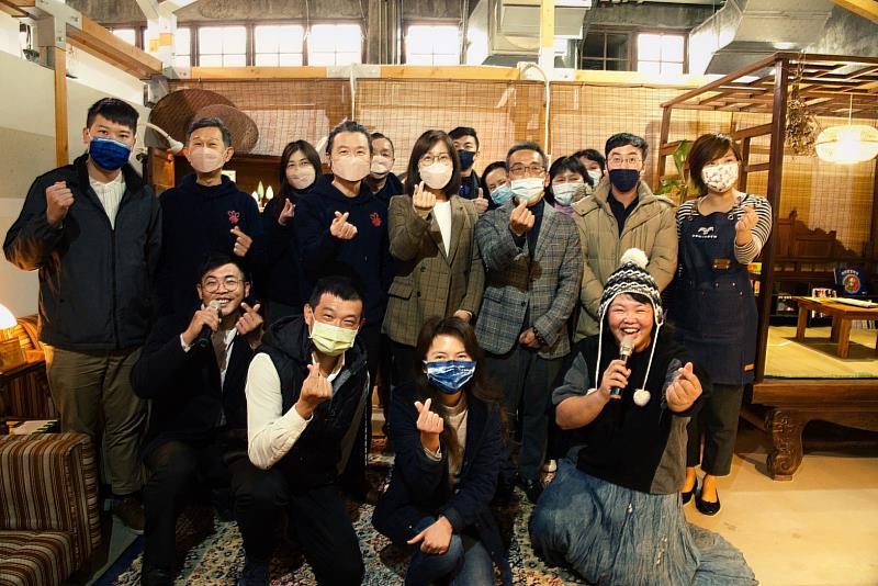 閱讀心空間紅眠床旁宜蘭文化局長(中間排右起3)、黎明文化總經理(中間排右起5)、中興國小校長(中間排右起4)等人大合照