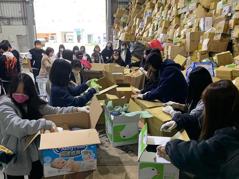 協助分類物資，清點後搬運至待寄送區域