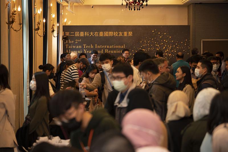 臺科大舉辦第二屆在臺國際校友重聚餐會，吸引近300人參加。