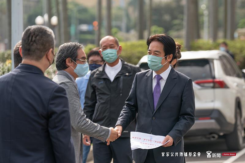 客家公共傳播基金會董事長陳邦畛（左二）向副總統賴清德握手致意。客新聞提供