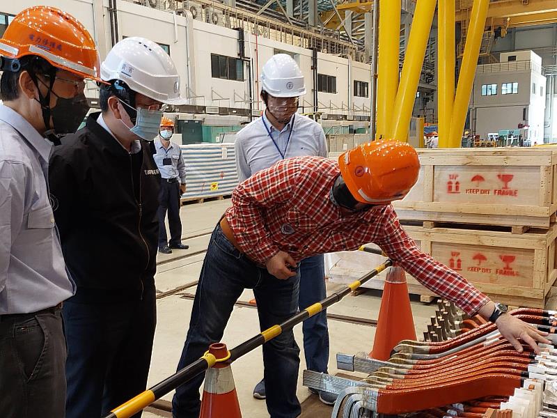 因應年節供電穩定，台電已完成盤點電力系統各項運轉條件，並備妥充足運維人力，年假期間每日約有四千名台電同仁堅守崗位，守護萬家燈火。