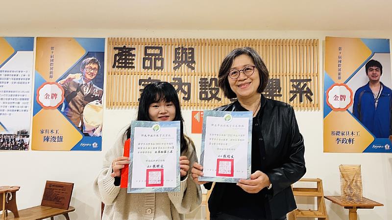 南華大學產設系蘇宇柔同學(左)獲2022新北市國際珠寶精品金工競賽精品工藝組第三名，與指導教授李豫芬老師(右)合影。
