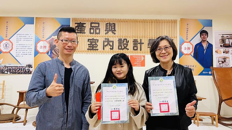 南華大學產設系蘇宇柔同學(中)獲2022新北市國際珠寶精品金工競賽精品工藝組第三名，與指導教授李豫芬老師(右)、產品與室內設計學系李弘偉副主任(左)合影。