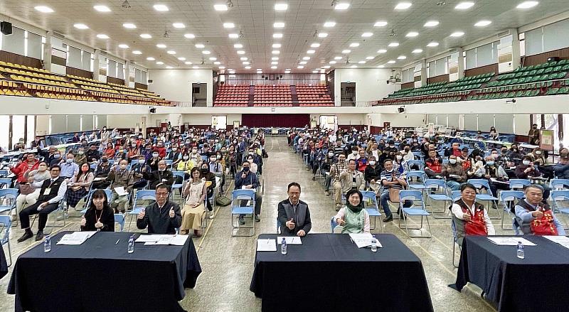 高市府經發局今（18）配合經濟部在岡山舉辦未登工廠納管說明會，提供工廠改善計畫撰寫諮詢與現場收件服務，有171家業者參與。(圖為大合照)