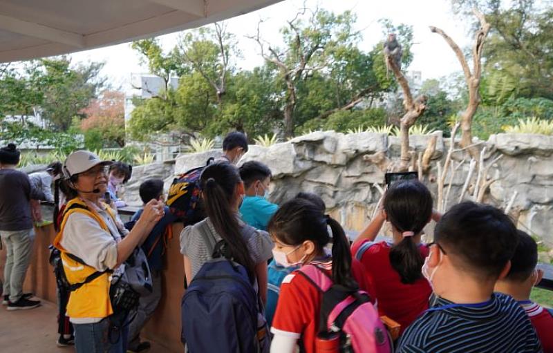 南埔國小學童到新竹動物園參訪，由園方安排解說人員導覽。