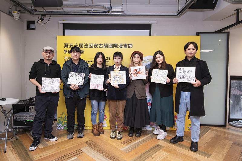 創作者現場彩繪合照，左起周見信、日安焦慮、韋蘺若明、Eli LIN 依萊、小峱峱、海豹、牛 Niu