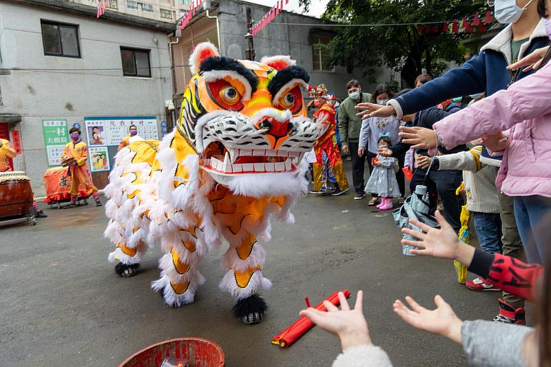 初四「獅鼓震天迎財神」邀請民眾領取發財金幣巧克力，沾上喜氣發財一整年