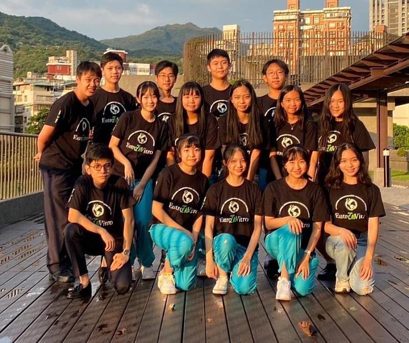 薇閣WEGO_Taipei團隊高中生為深具潛力的未來人才，接軌世界與產業趨勢，對生態環境展現承諾，以行動期許創造改變。由左至右分別為：第一排 何秉軒, 高婉予, 隊長林奕辰, 張舒晴, 李婕妤；第二排 許益, 何沛妮, 陳佳妤, 莊又凝, 楊士葶, 蔡昀希；第三排 黃皓鈞, 邱振軒, 王聖元, 隊長林鉅軒。