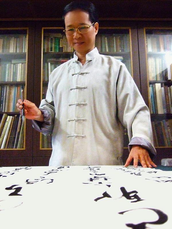 中興大學中文系教授兼藝術中心主任陳欽忠，是臺灣第一位書法博士，曾入選《台灣藝術經典大系》百年書法50名人榜，並獲第49屆中國文藝獎章。