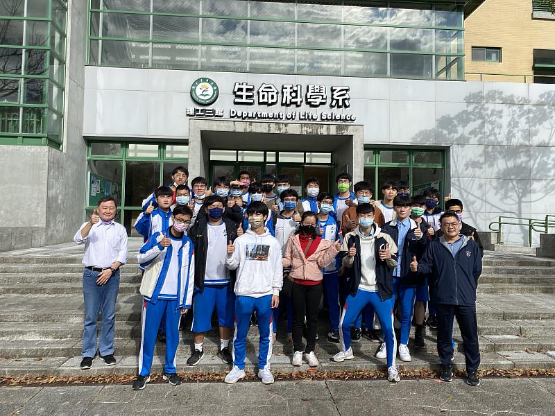 團體合照(左1袁大鈞教授 、花中李依蓉老師(中)、 右1彭致文主任)。